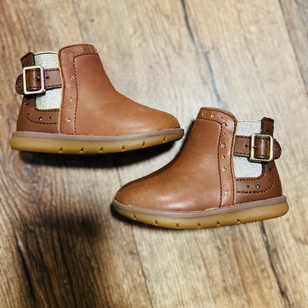 Stride rite
Toddler Size 4m 
Leather lined 
With gold metallic accent